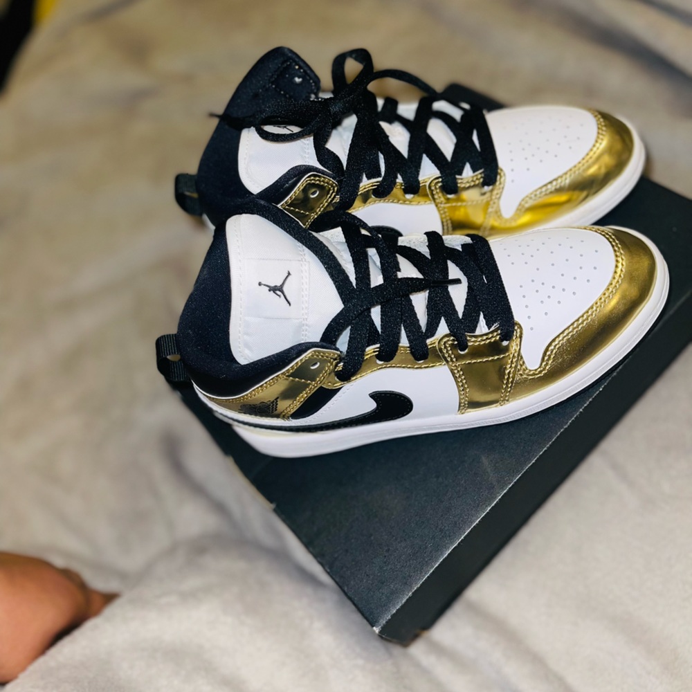 AIR JORDAN 1 MID “Metallic Gold" size 2 Pre-school ,great condition